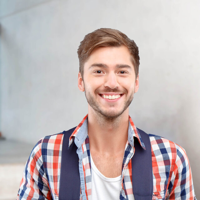 Student im Treppenhaus im Systecs Gebäude