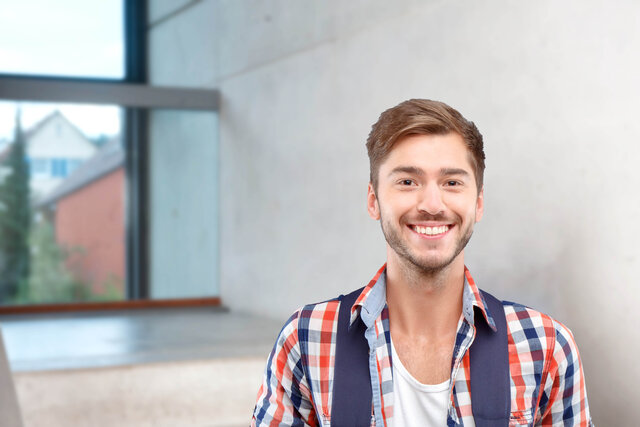 Student im Treppenhaus im Systecs Firmengebäude