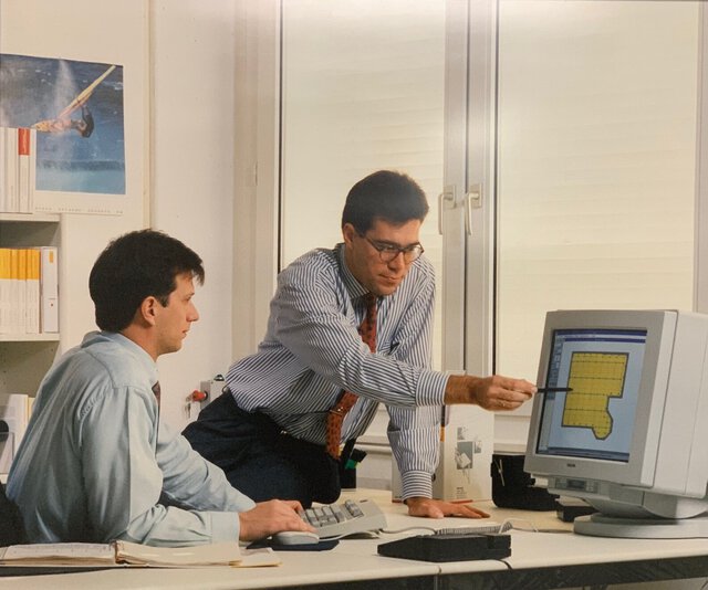 Systecs früher Bild mit altem Monitor aus 1998