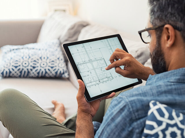 Kunde mit Ipad am planen